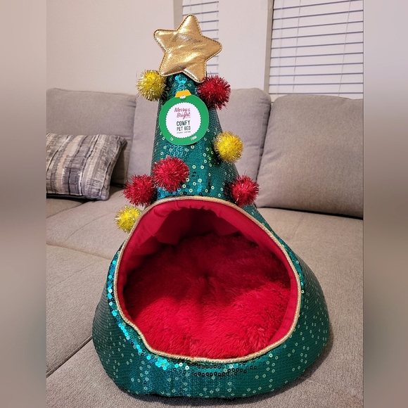 Pet bed for small pets- Christmas tree bed w/ comfy cushion - PetSmart -NWT